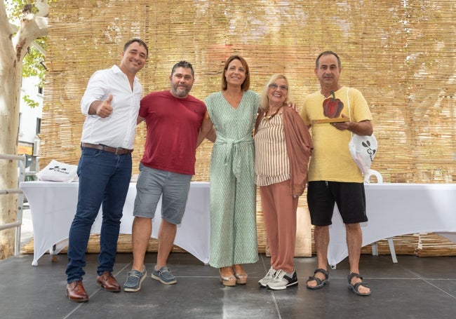 El ganador del concurso, Sergio Bolo, a la derecha con el trofeo, con otros participantes, la alcaldesa y el edil de Turismo.