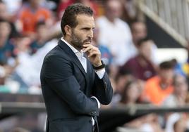 Rubén Baraja, pensativo, durante el último partido del Valencia ante el Atlético de Madrid.