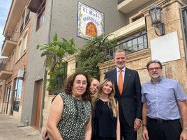 Su Majestad Felipe VI, a las puertas del restaurante El Molí de Puçol. A su derecha, el dueño, Juan Mata. A su izquierda, la hija del propietario, Cristina, la cocinera que preparó la paella y entrantes, Micaela, y la mujer del restaurador, Raquel Ayala.