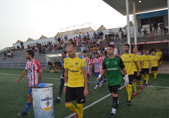 Las formaciones del Dénia y el Jávea saltando al campo.