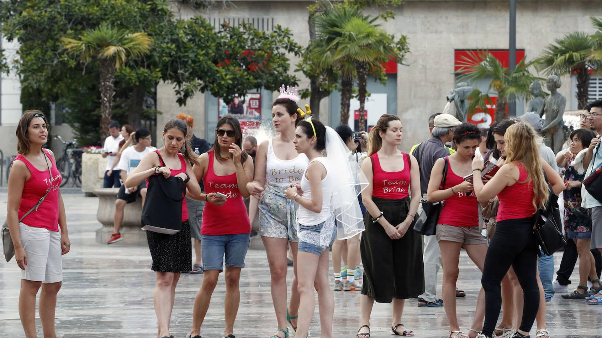 Despedidas de solteros en Valencia | Valencia pondrá coto a los desmadres  de las despedidas de solteros en la calle | Las Provincias