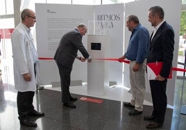 Momento de la inauguración del 'Ritmos de vida' junto al metrónomo arrítmico.