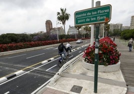 Cartel con el nombre de Puente de las Flores, que se modificará para incluir Rita Barberá.