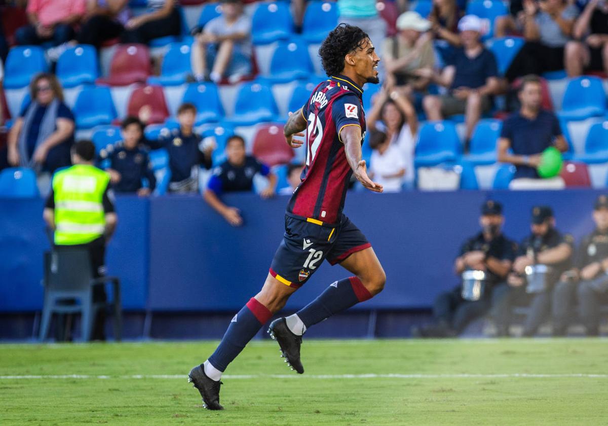 Fabrício, celebrando su gol.