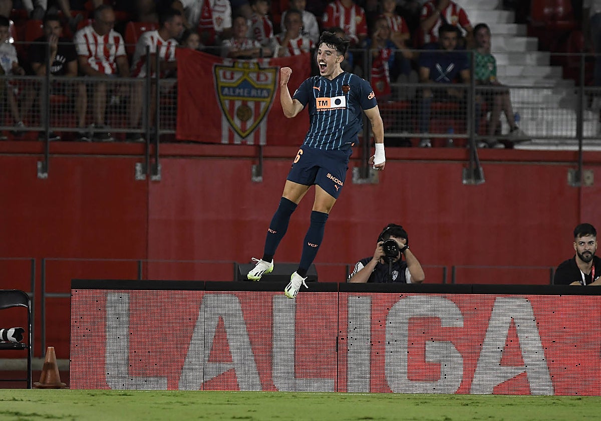 Diego López celebra con un espectacular salto el 0-1 al Almería.