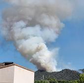 Un incendio forestal junto al monte Picayo amenaza la Sierra Calderona