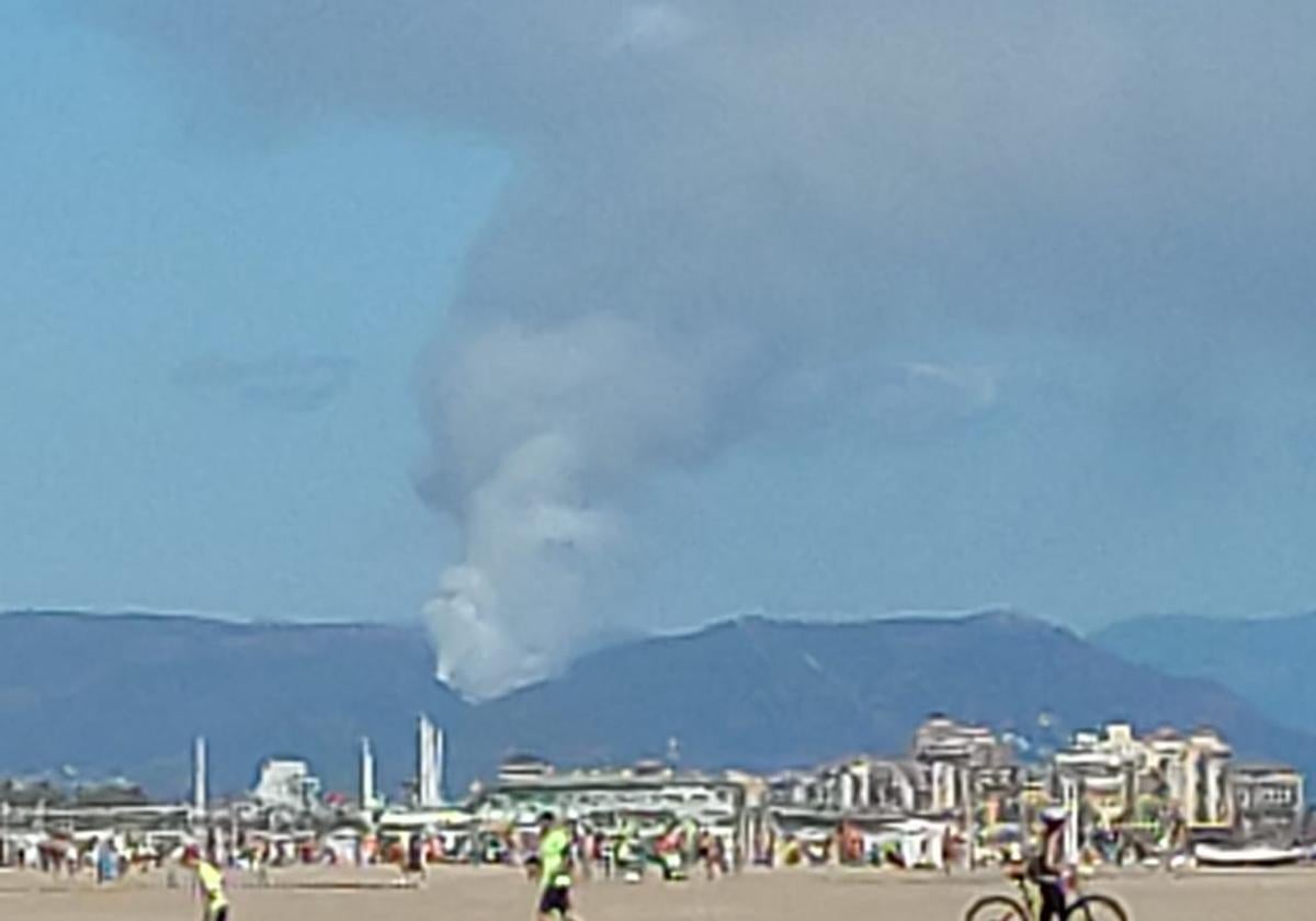 Fotos del incendio junto al monte Picayo, en la Sierra Calderona de Valencia