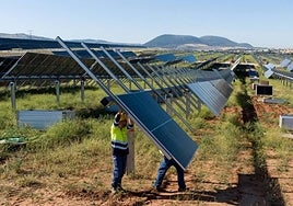 Operarios instalando placas solares en un parque de Statkraft.