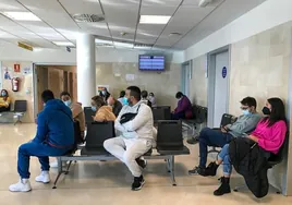 Pacientes en la sala de espera del hospital La Fe de Valencia.