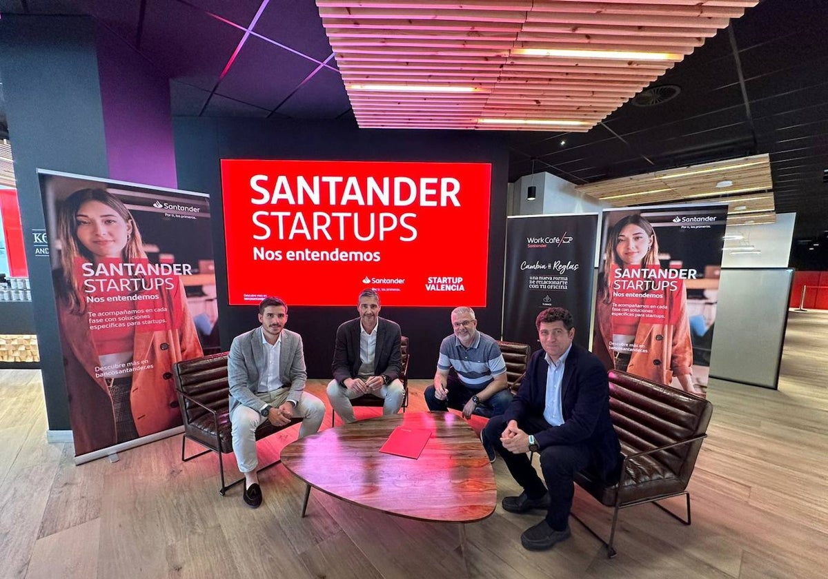 De izquierda a derecha: Javier Serrano, Desarrollo de Negocio de Startups de Banco Santander; Carlos J. Mendoza Martínez, director Empresas y Pymes en Banco Santander; Juan Luis Hortelano y Nacho Mas, presidente y CEO, respectivamente, de Startup Valencia.