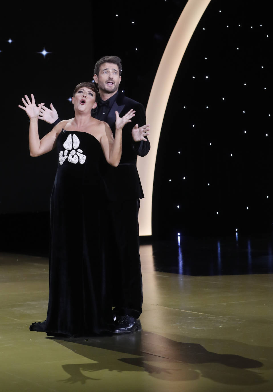 Eva Hache y Gorka Otxoa presentando la gala (EFE).