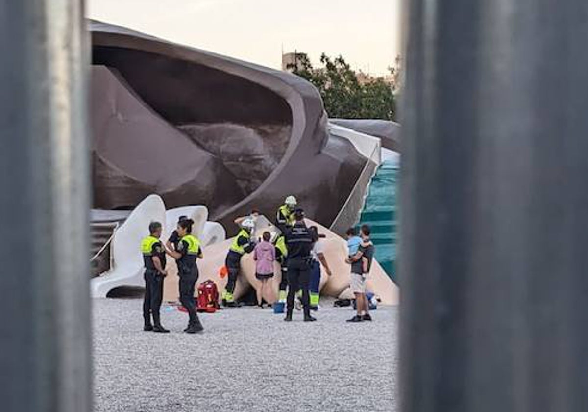 Actuación de Bomberos y Policía Local de Valencia para liberar a un menor que había quedado atrapado en la mano del parque Gulliver.