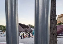 Actuación de Bomberos y Policía Local de Valencia para liberar a un menor que había quedado atrapado en la mano del parque Gulliver.