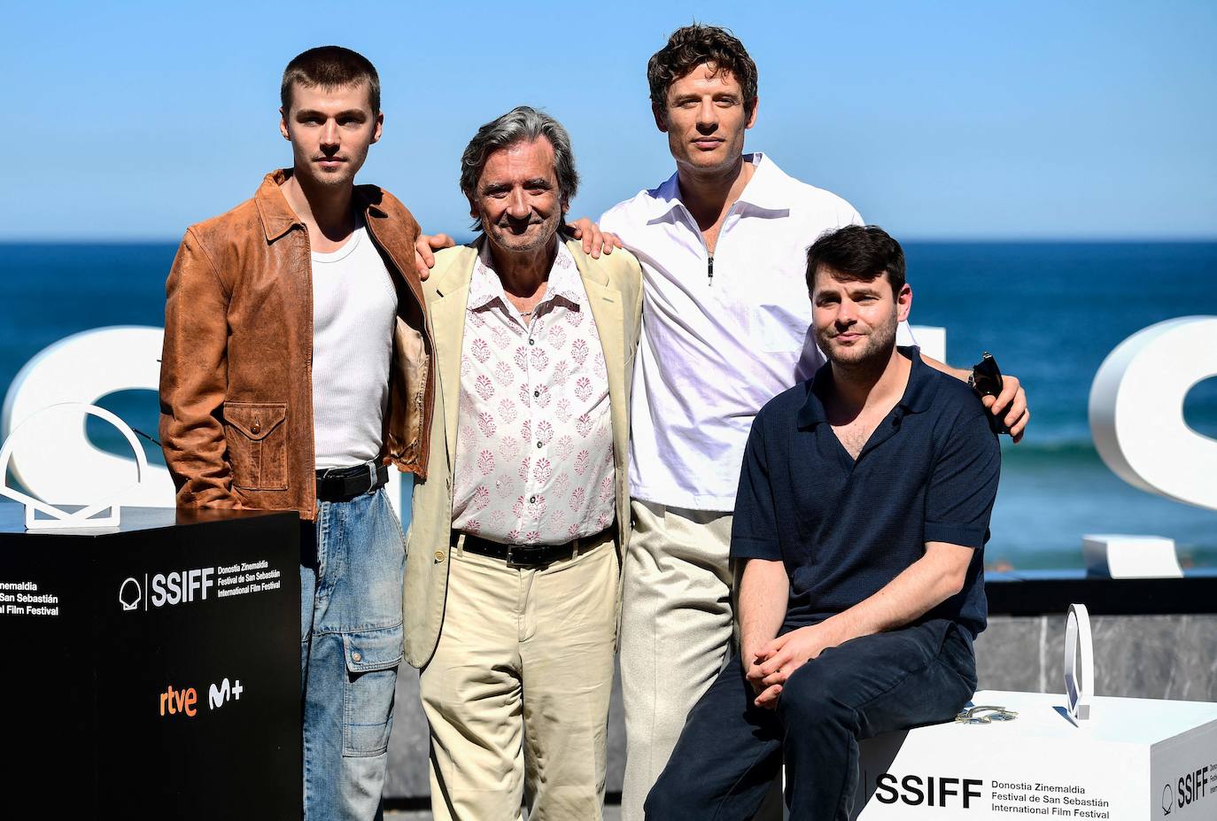 Miles Heizer, Griffin Dunne, James Norton y el director Noah Pritzker (AFP).