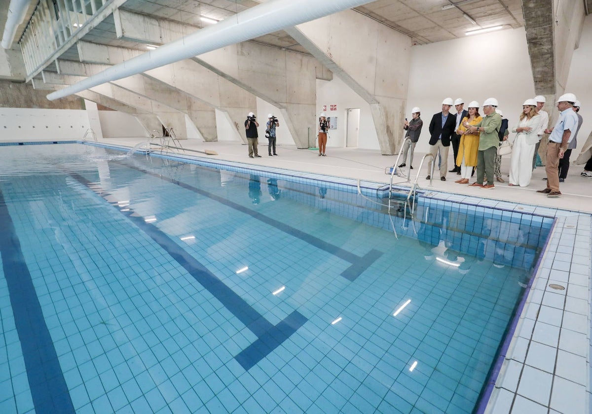 Visita de obras de la alcaldesa de Valencia, María José Catalá, el vicepresidente del Consell, Vicente Barrera, y la edil de Deportes, Rocío Gil.