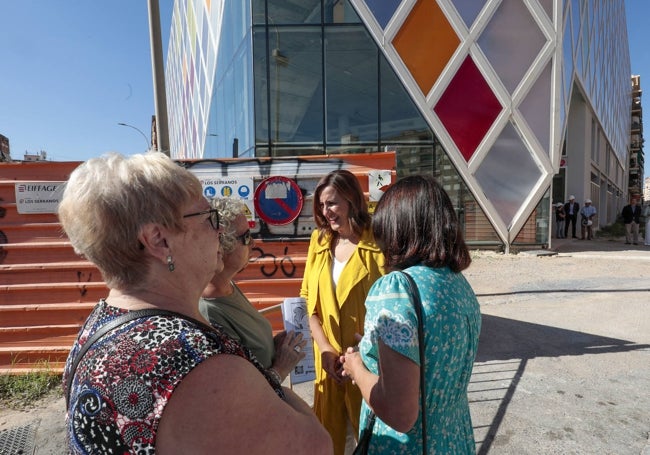 Componentes de la asociación de vecinos Nou Moles, con la alcaldesa de Valencia, María José Catalá.