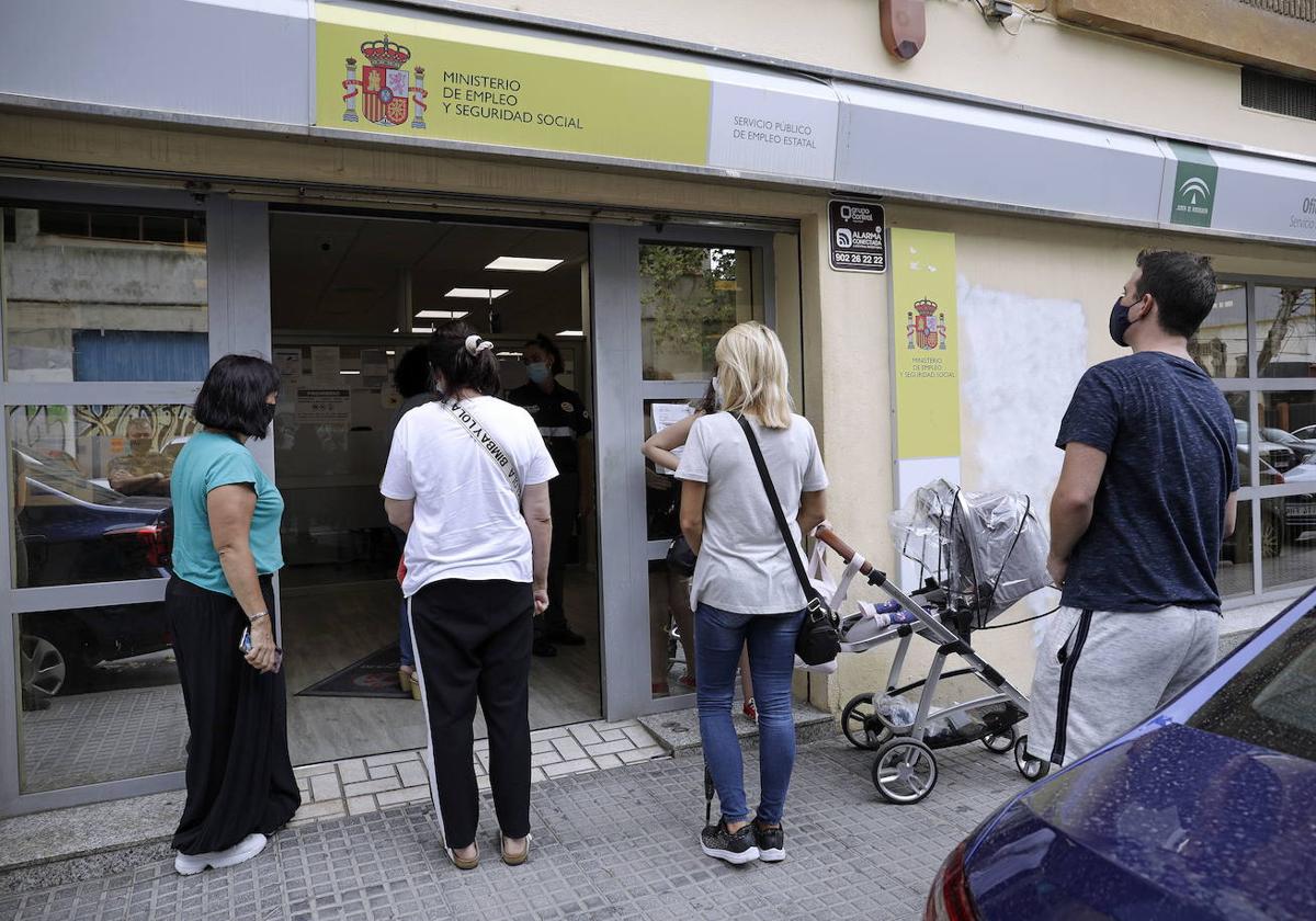 Ciudadanos hacen cola frente a una oficina del SEPE.