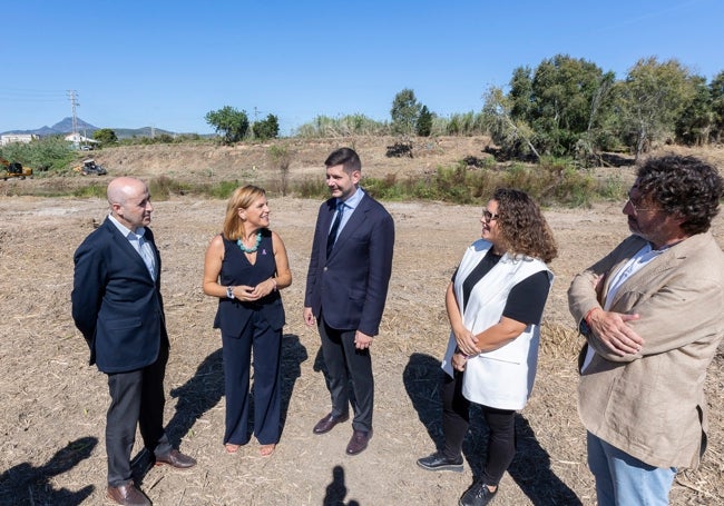 Bernabé, representantes de la CHJ y del Ayuntamiento de Gandia.