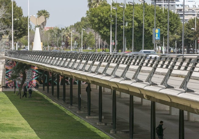 Puente de 9 d'Octubre, junto al parque de Cabecera de Valencia.