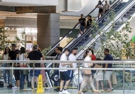 Varias personas, de compras en un centro comercial.