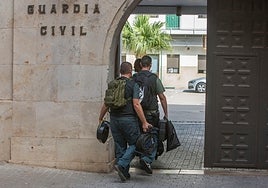 Agentes de la Guardia Civil, en la entrada al cuartel de Patraix.