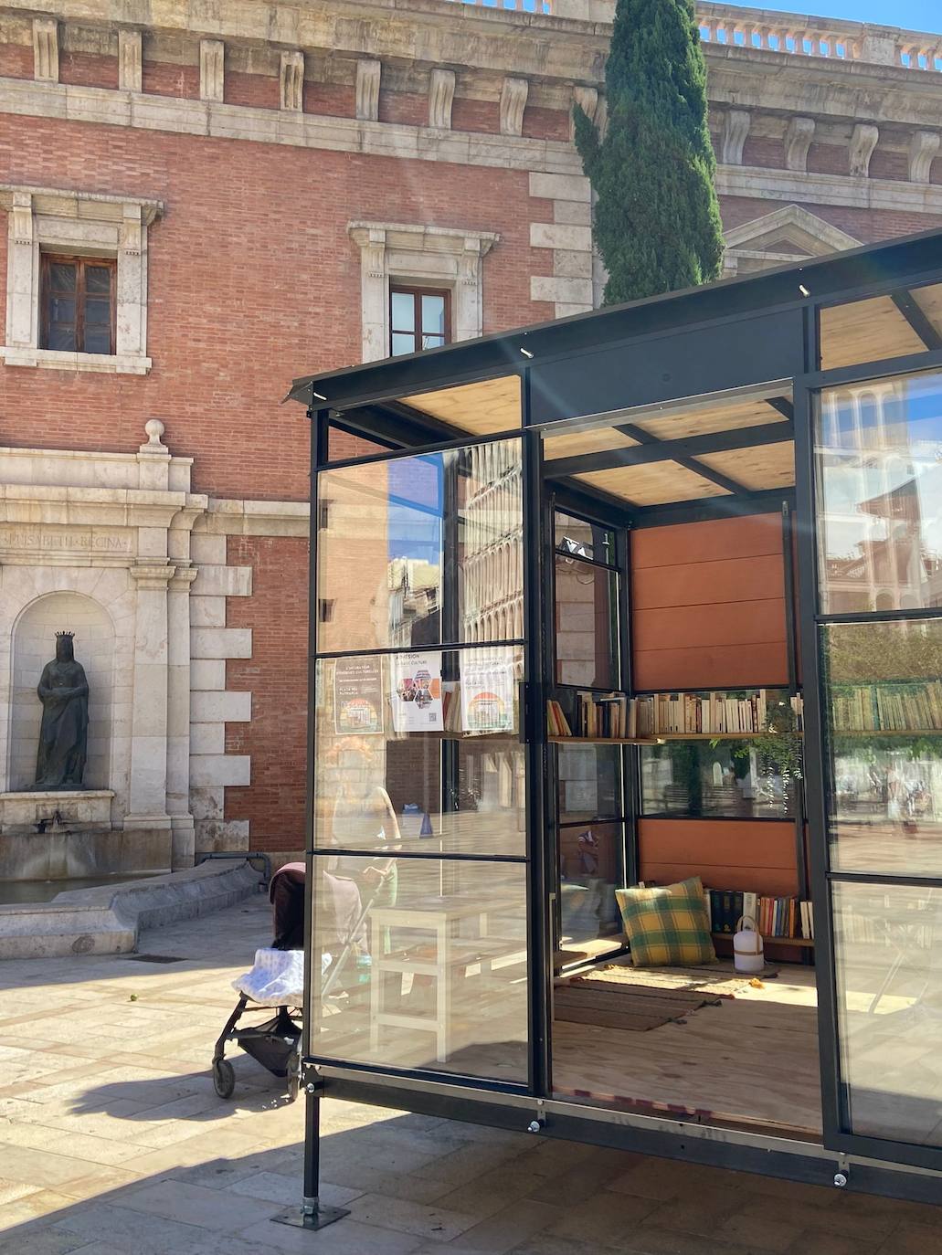 Imagen secundaria 1 - La biblioteca itinerante es un proyecto de La Base Culture-Maison des francophonies de Valencia. 