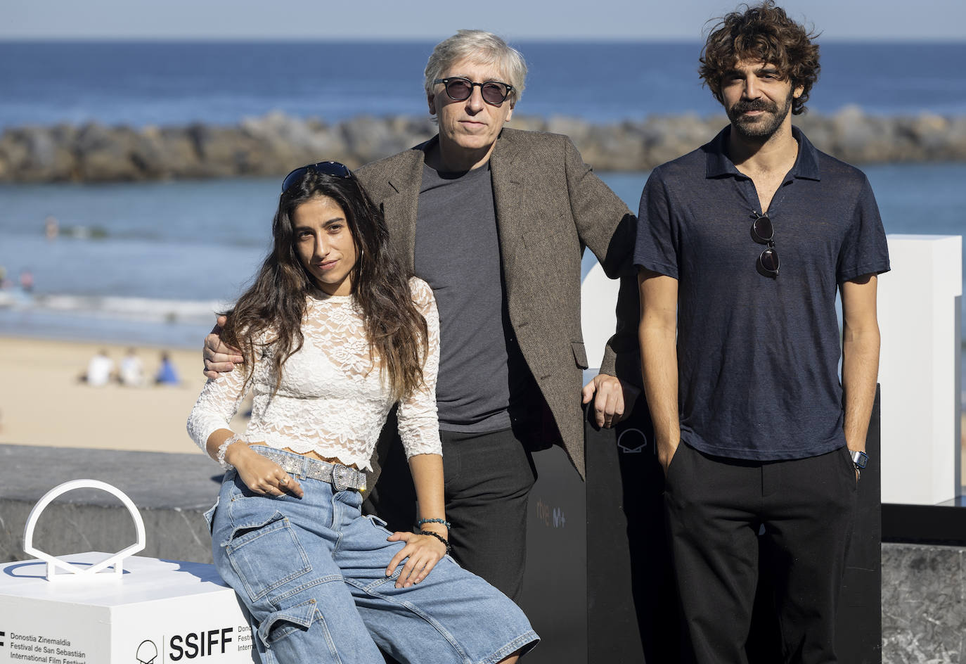 El director David Trueba en el centro, junto a los actores David Verdaguer y Carolina Yuste (EFE).