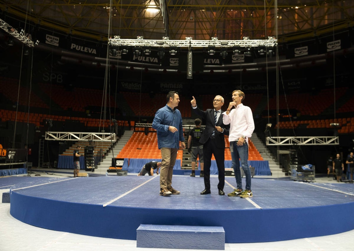 Imagen secundaria 1 - Montaje del escenario donde se celebrará la gala de la Fonteta el próximo sábado.