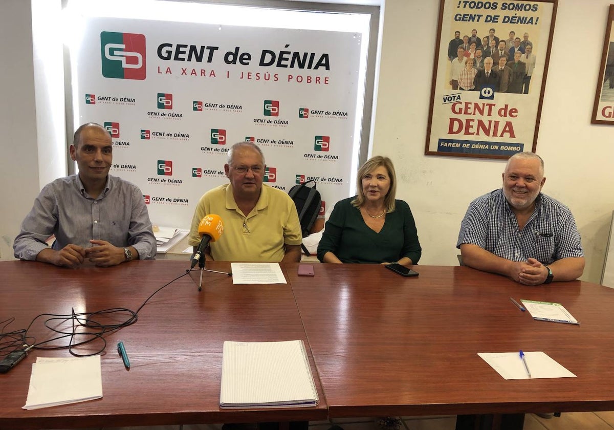 Los representantes de Gent de Dénia en la comparecencia de este martes.