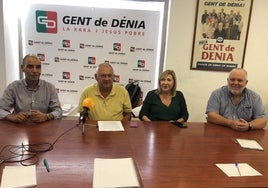 Los representantes de Gent de Dénia en la comparecencia de este martes.