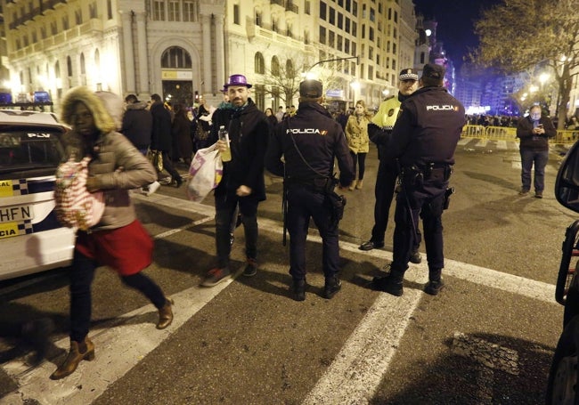 Vigilancia en los accesos a Nochevieja, en el entorno de la plaza del Ayuntamiento.