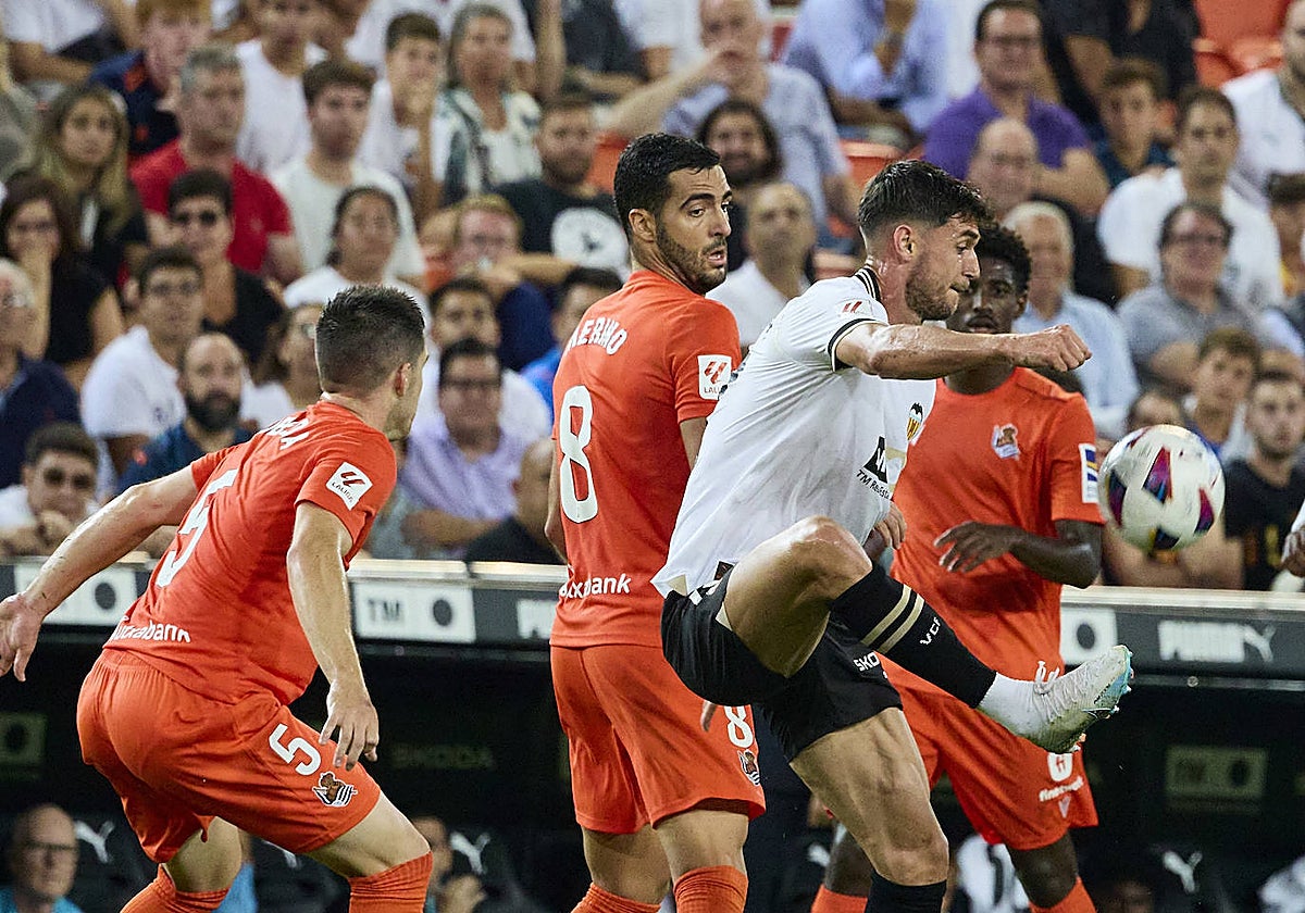 Yaremchuk controla el esférico en el partido contra la Real.