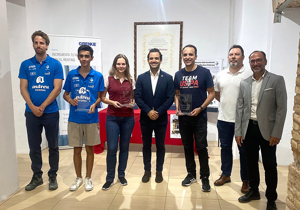 Los ganadores junto a representantes de las entidades colaboradoras.