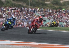 Bagnaia, perseguido por Mir, se proclamó campeón en Cheste en 2022.