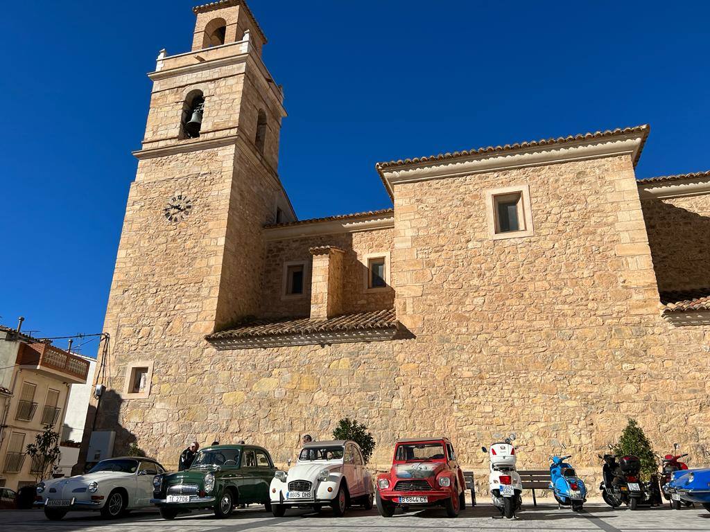Así fue la primera concentración de vehículos clásicos de Casas Bajas, en el Rincón de Ademuz