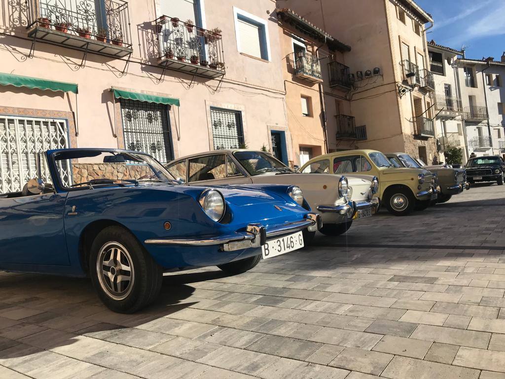Así fue la primera concentración de vehículos clásicos de Casas Bajas, en el Rincón de Ademuz