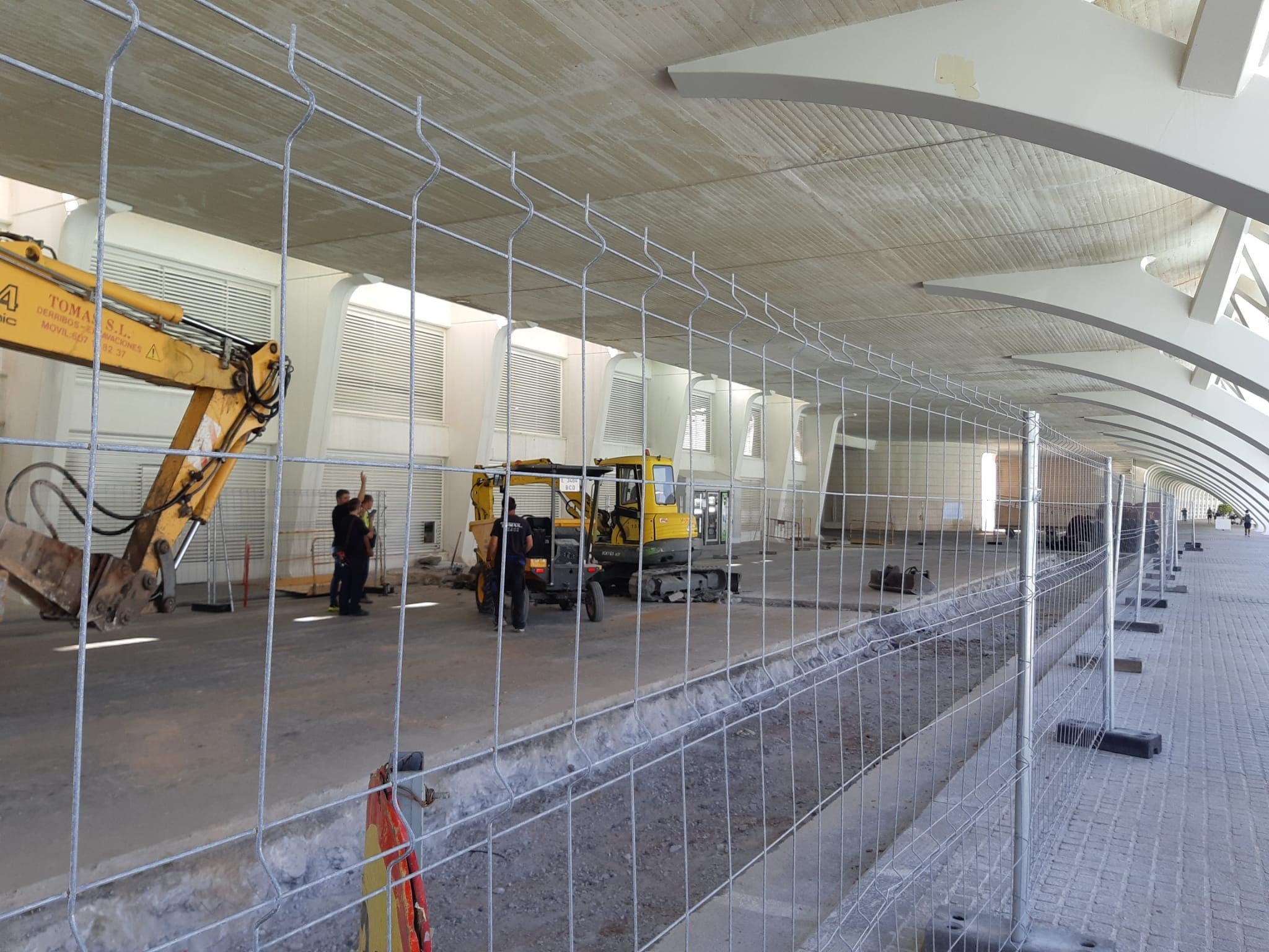 Una zanja recorre la zona de acceso al Museo Príncipe Felipe junto al lago.