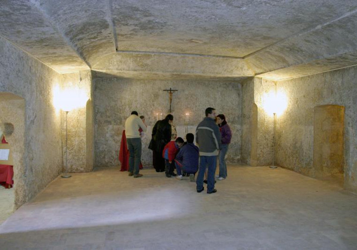 La parroquia organiza visitas guiadas al Monasterio antes de la clausura de las monjas.