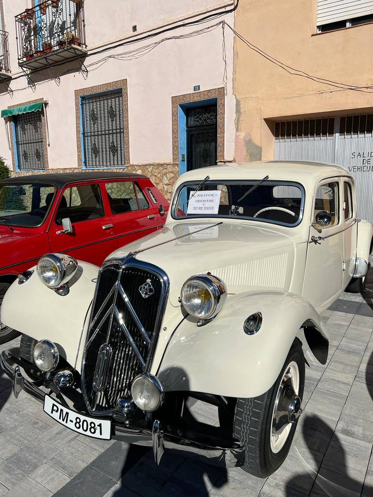 Así fue la primera concentración de vehículos clásicos de Casas Bajas, en el Rincón de Ademuz