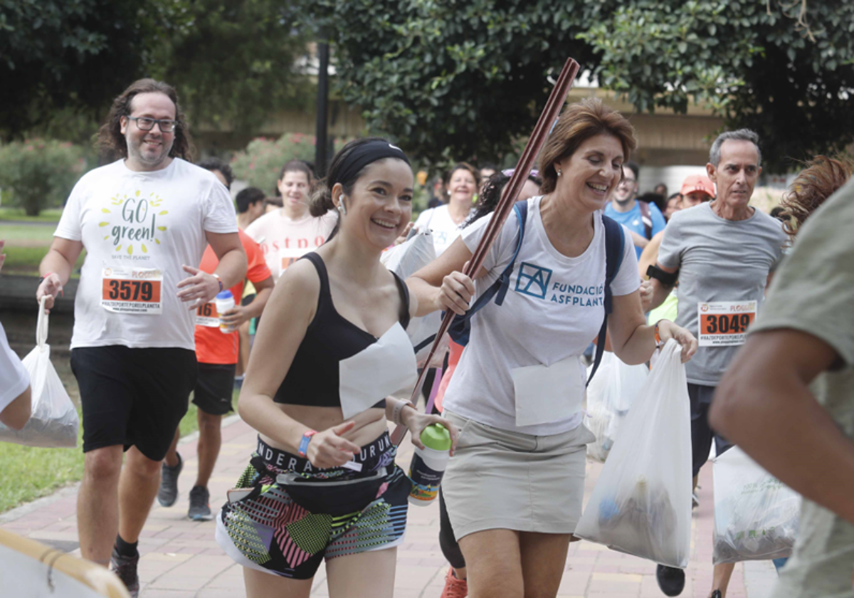 Participantes en la última edición de Nationale – Nederlanden Plogging Tour en Valencia.