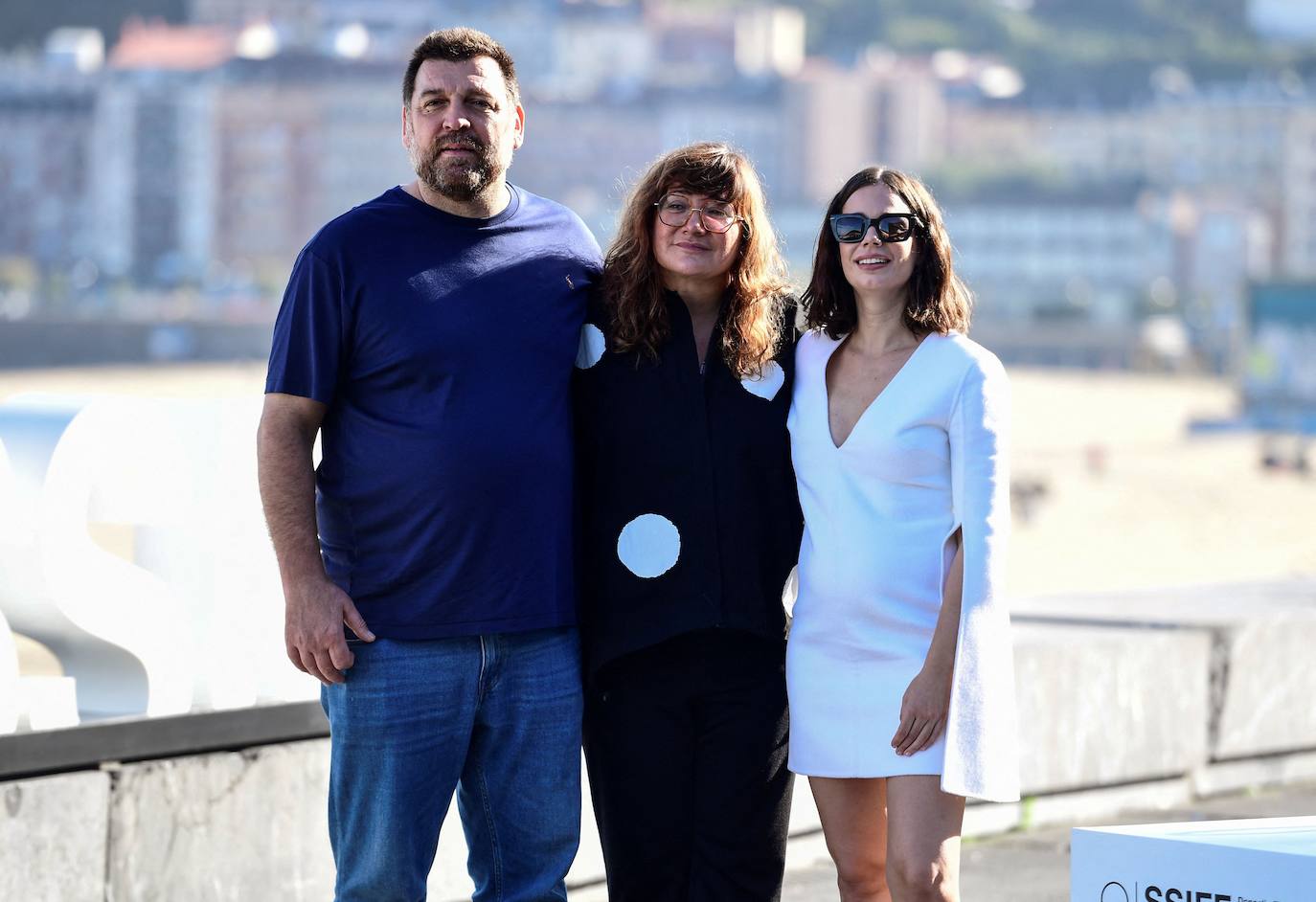 La directora Isabel Coixet (centro) junto a Laia Costa y Hovik Keuchkerian (AFP).