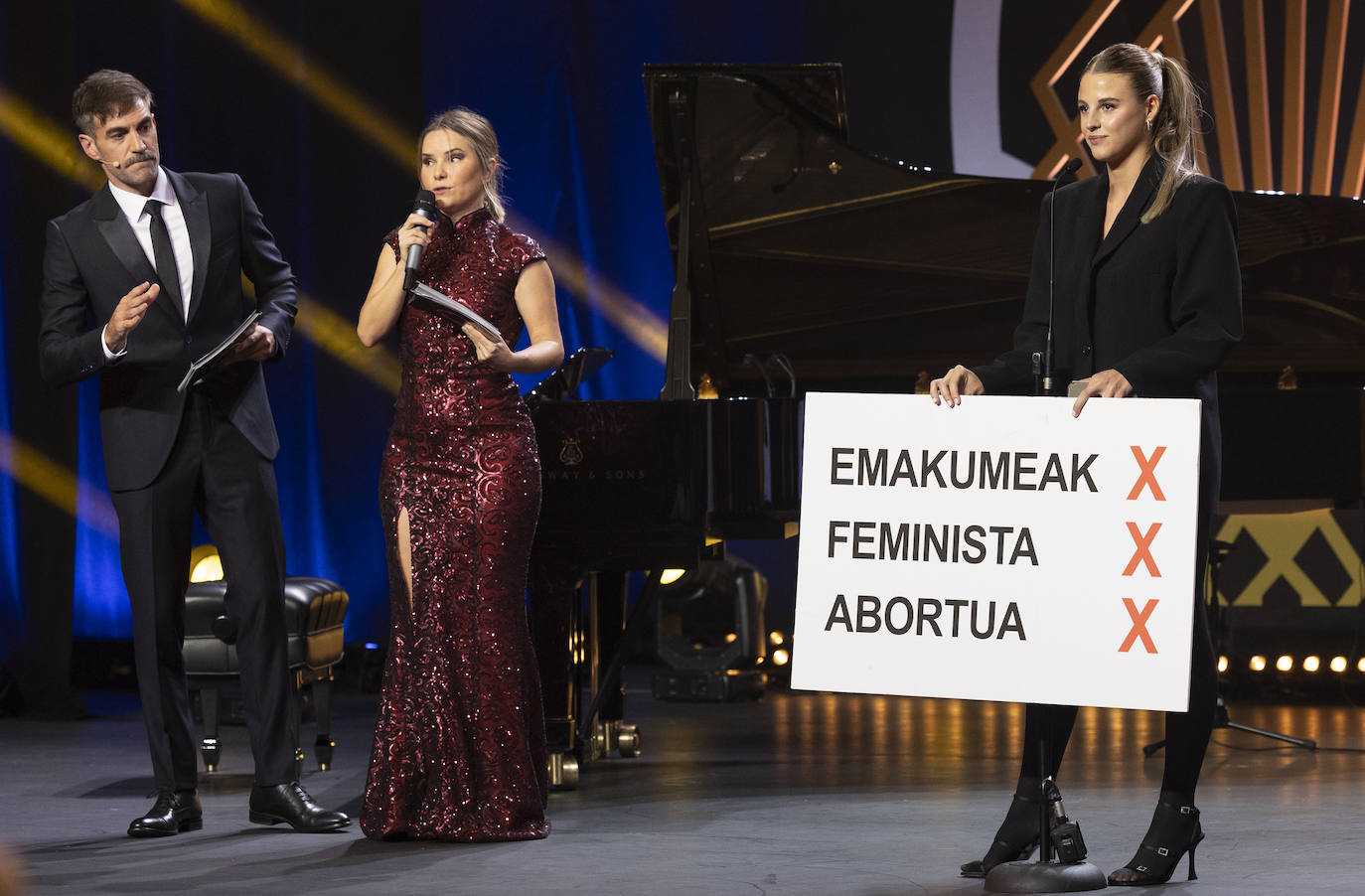 Jon Plazaola, Aitziber Garmendia y Nerea Mazo en la Gala de Cine Vasco (EFE).