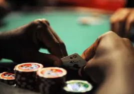Una persona jugando al póker en una imagen de archivo.