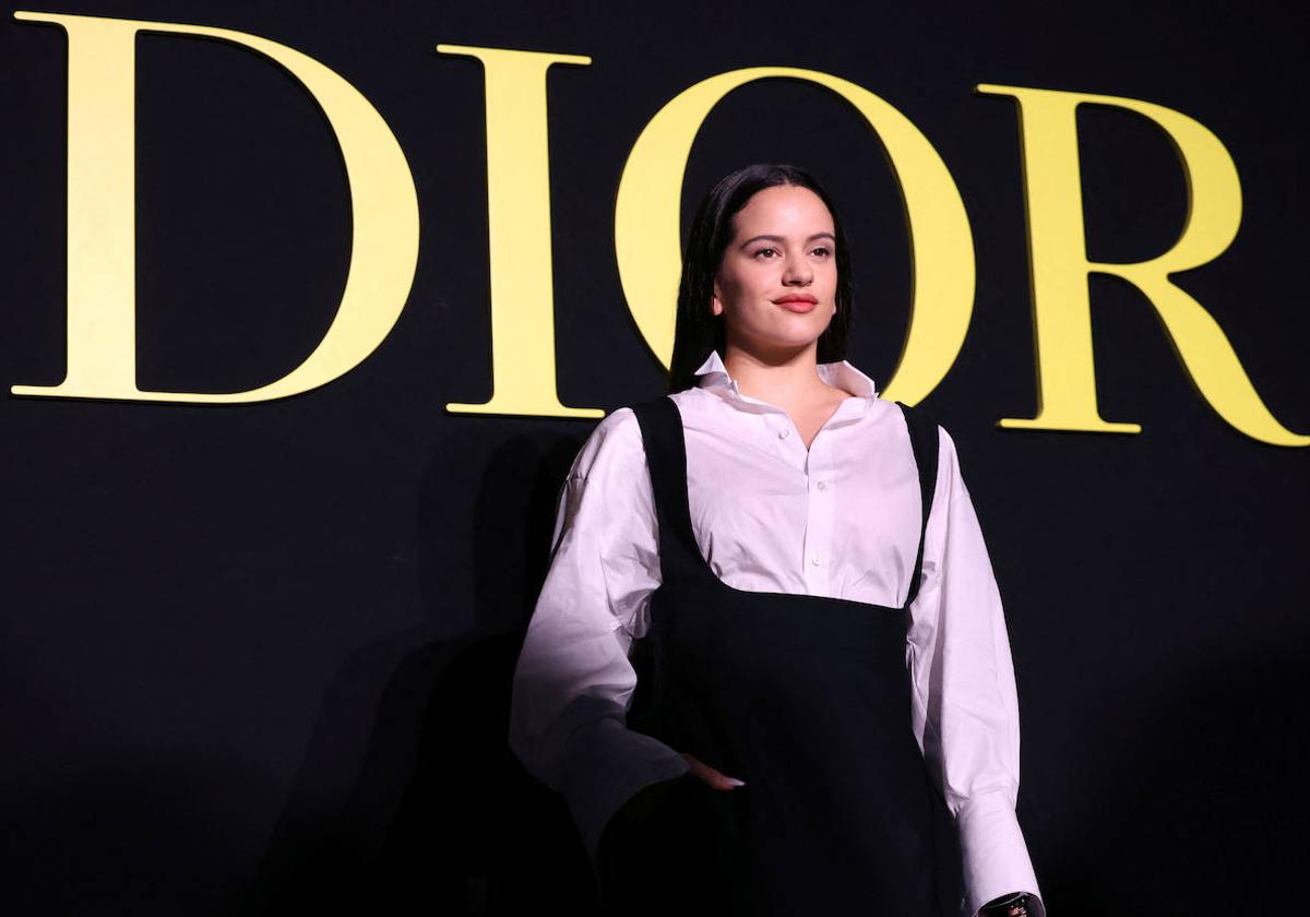 Rosalía posa en el front row del desfile de Dior en la semana de la moda de París.