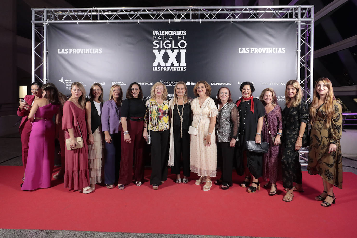 Eva Blasco, presidenta del CEV Valencia y EVAP (en el centro, de negro), junto a las asociadas de EVAP.