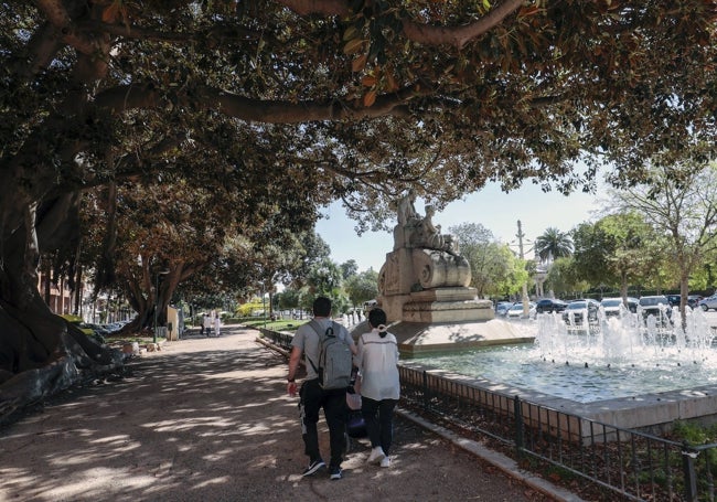 Una pareja pasea por la Alameda de Valencia.