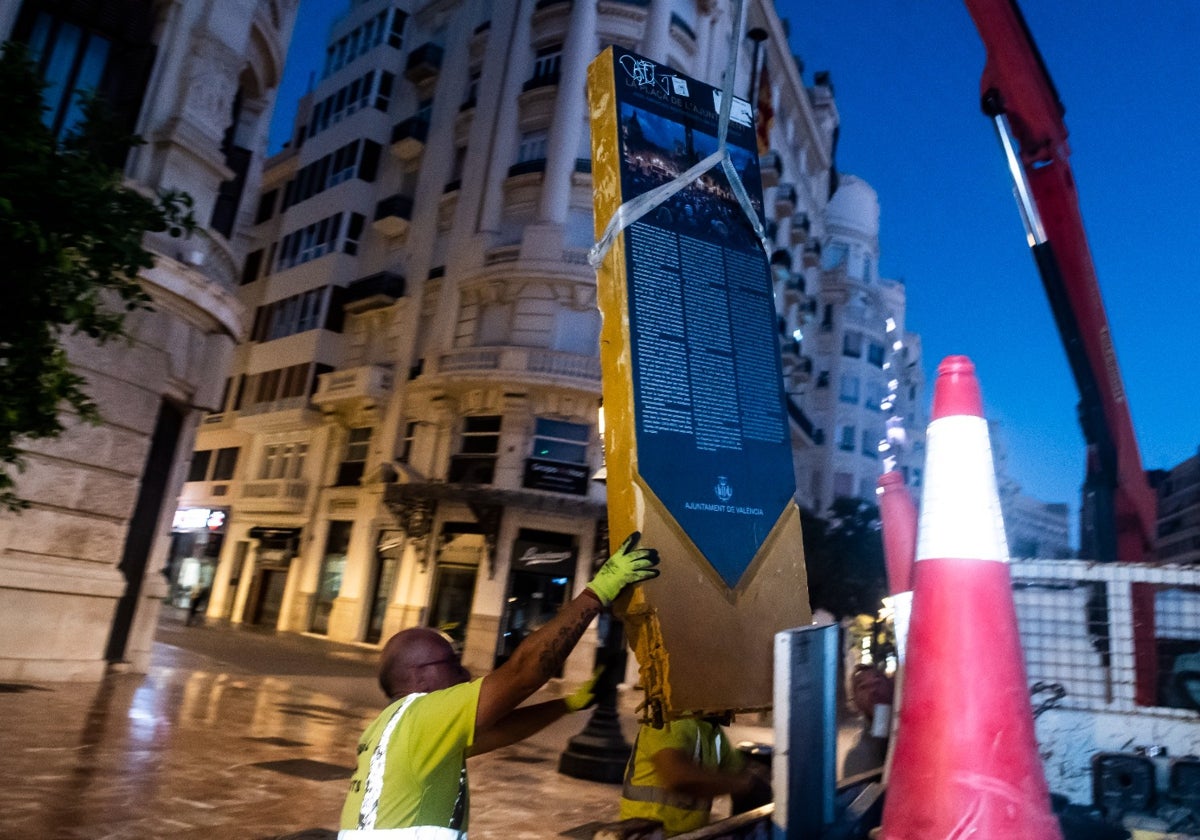 Retirada del monolito este viernes por la mañana.