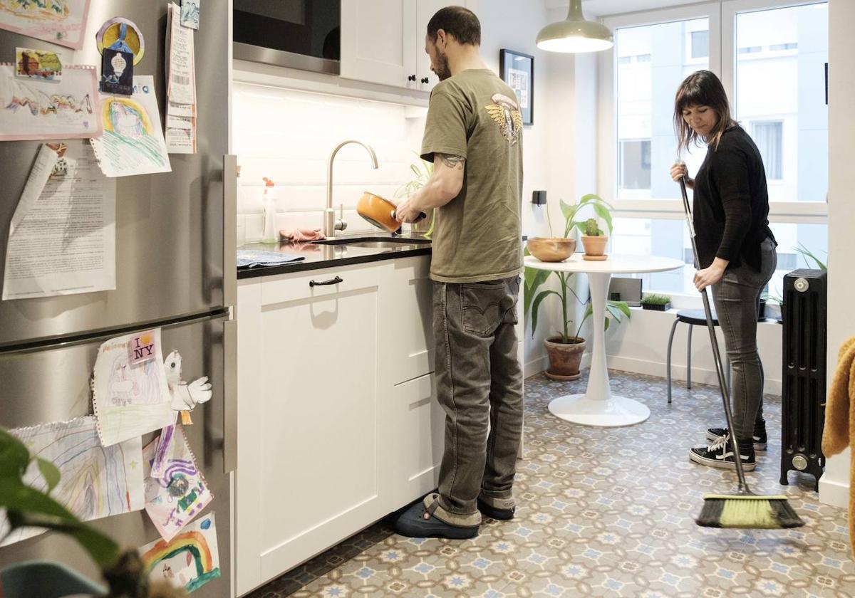 Una pareja realiza las tareas del hogar en una imagen de archivo.