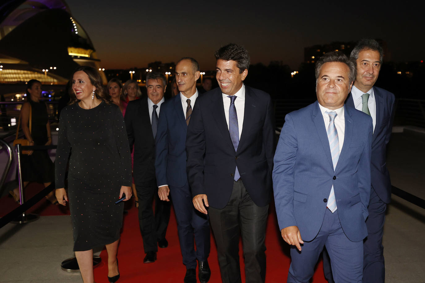 La alcaldesa de Valencia, María José Catalá; el presidente del Consejo de Administración de LAS PROVINCIAS, Gonzalo Zarranz; el director de LAS PROVINCIAS, Jesús Trelis; el presidente de la Generalitat, Carlos Mazón; el director general de LAS PROVINCIAS, Antonio Pitera, y el conseller de Cultura, Vicente Barrera, a su llegada a la gala.