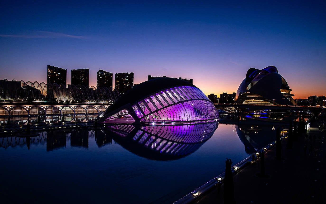 La espectacular Ciudad de las Ciencias, iluminada.